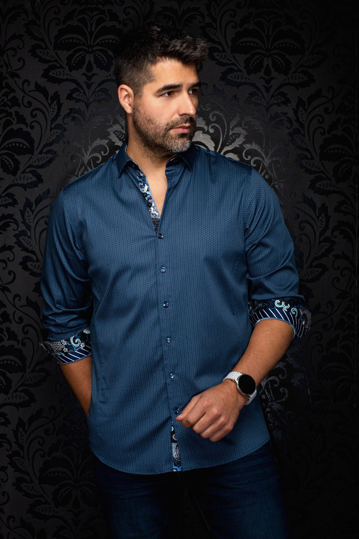Vue de face sur modèle de la chemise boutonnée bleue à motif avec poignets roulés contrastants pour homme par Au Noir