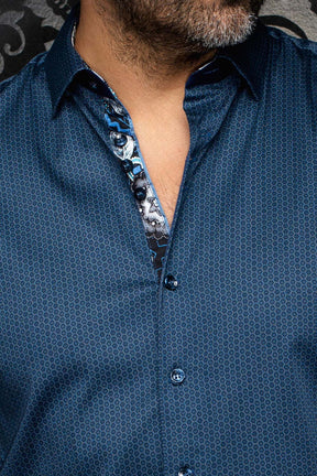Gros plan sur la chemise boutonnée bleue à motif avec col ouvert et patte intérieure florale pour homme par Au Noir
