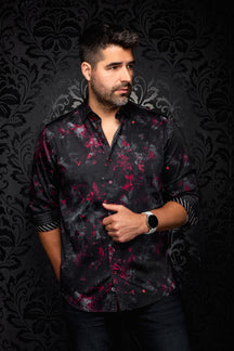 Chemise boutonnée noire à motif floral rouge et gris, vue de face avec manches roulées pour homme par Au Noir