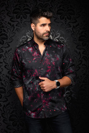 Chemise boutonnée noire à motif floral rouge et gris, vue de face avec manches roulées pour homme par Au Noir