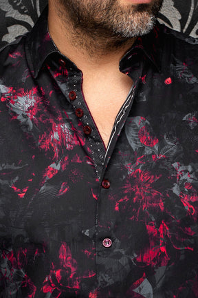 Col de la chemise noire fleurie, boutons rouges et patte contrastante pour homme par Au Noir, en gros plan