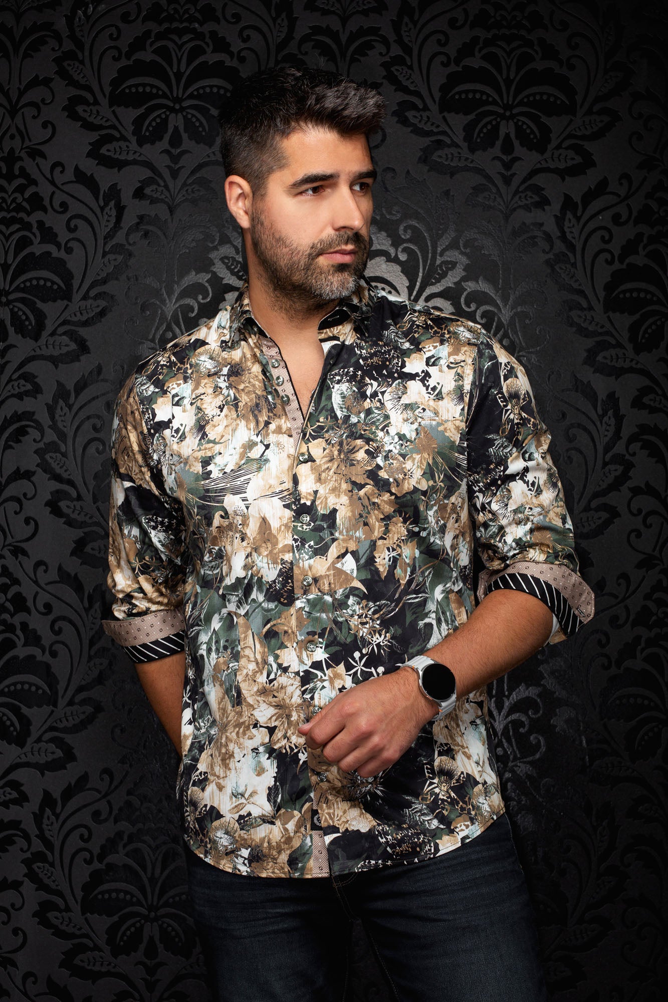 Chemise beige à imprimé floral abstrait, vue de face sur mannequin avec poignets contrastants pour homme par Au Noir