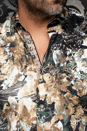 Col de chemise beige florale, passepoil foncé et patte intérieure contrastée pour homme par Au Noir, en gros plan
