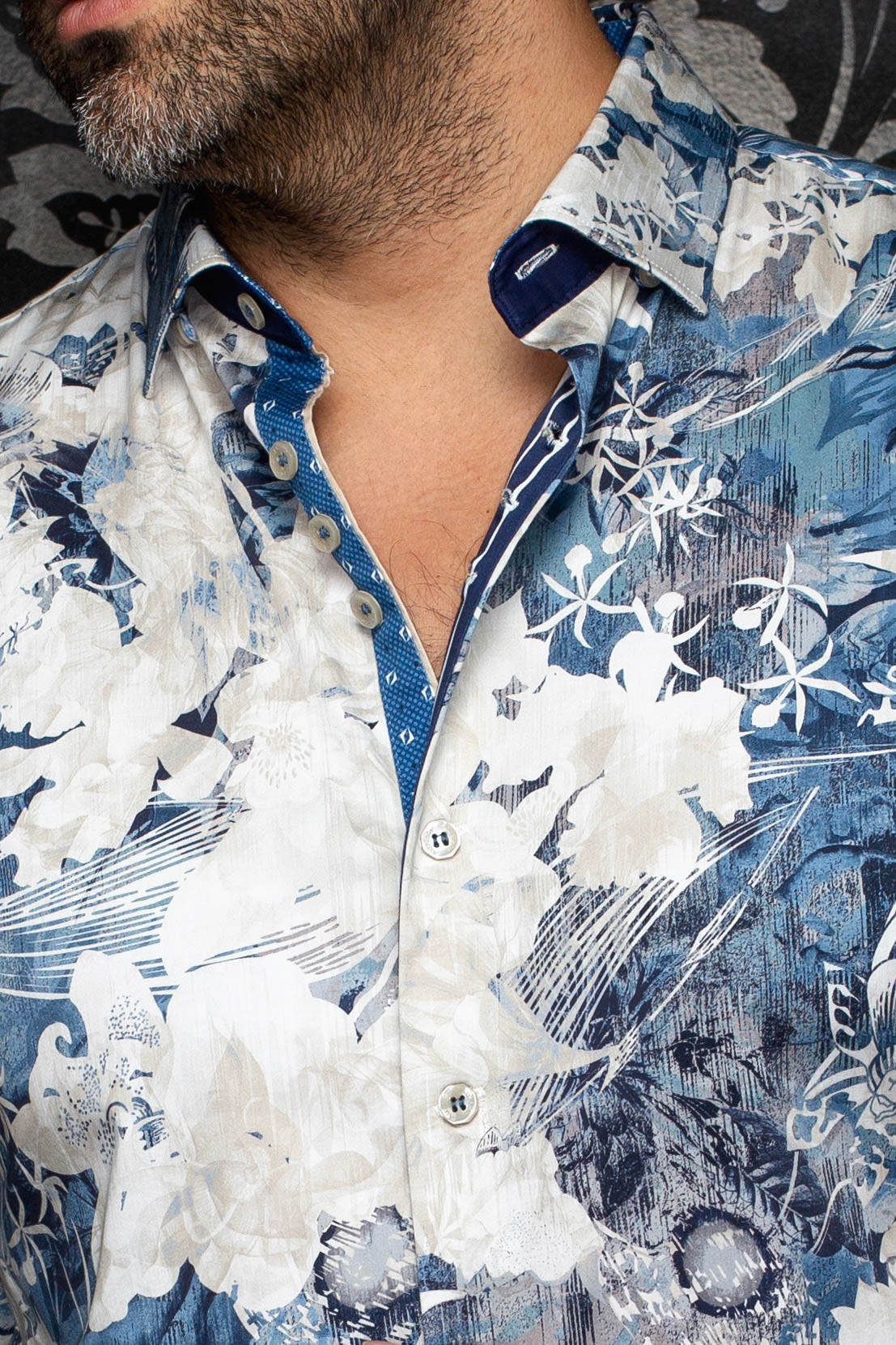 Col, des boutons et patte intérieure contrastante de la chemise à fleurs pour homme par Au Noir, en gros plan
