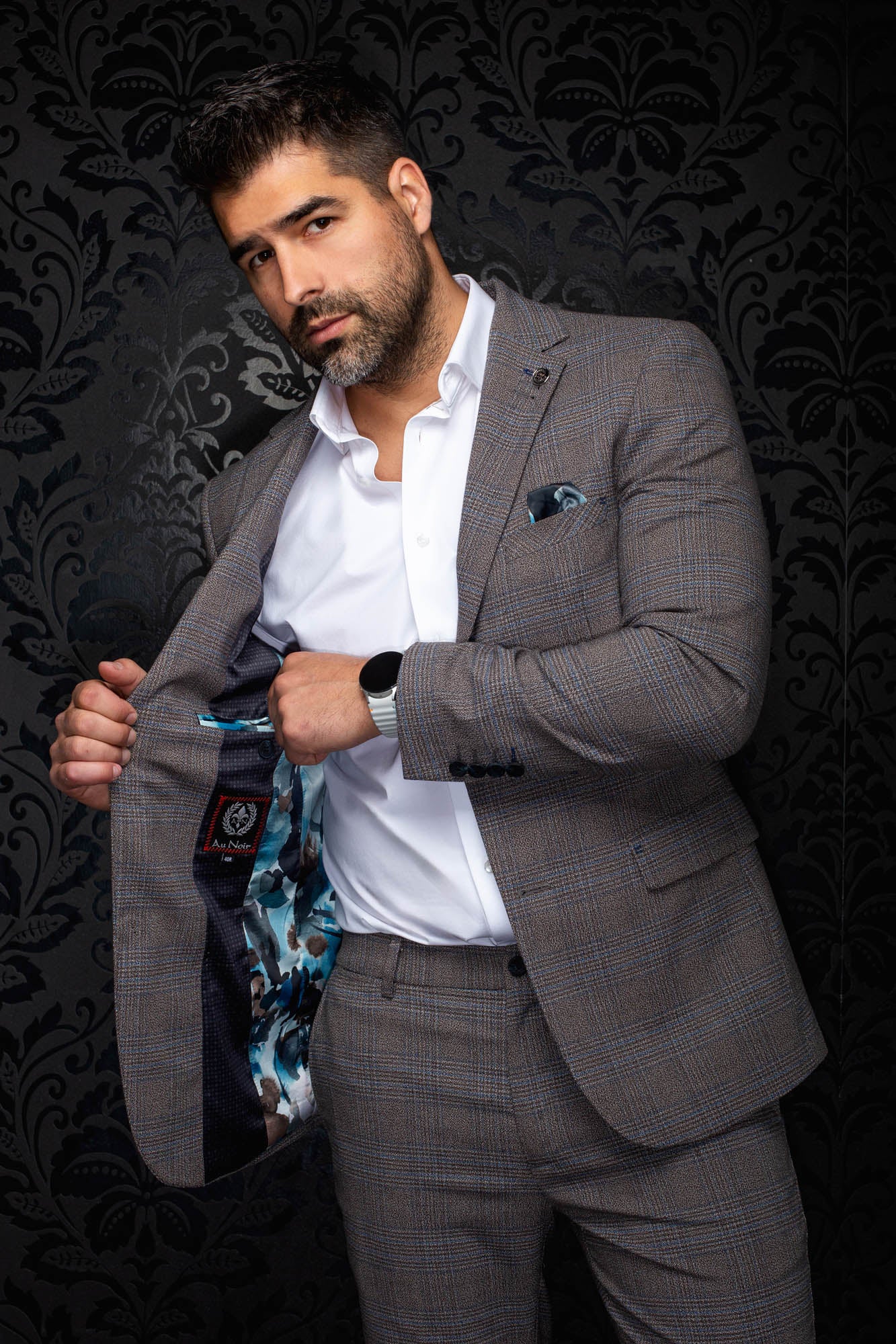 Veston à carreaux gris-brun ouvert de biais, avec doublure florale bleue et étiquette pour homme par Au Noir, détail