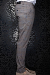 Pantalon à carreaux brun en vue de côté, avec poche arrière boutonnée et étiquette noire pour homme par Au Noir