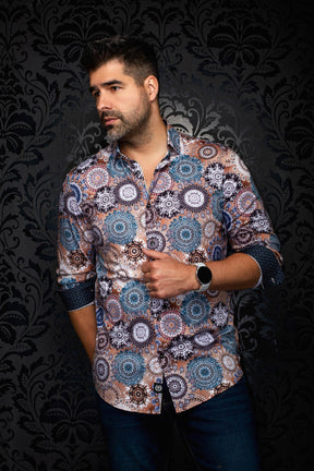 Chemise beige imprimée avec médaillons sarcelle et poignets contrastés pour homme par Au Noir, vue de face sur mannequin