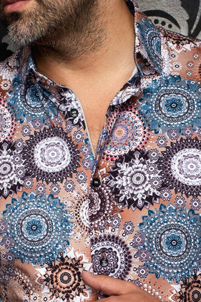 Col et patte boutonnée noire d’une chemise beige à motifs sarcelle et blancs pour homme par Au Noir, en gros plan