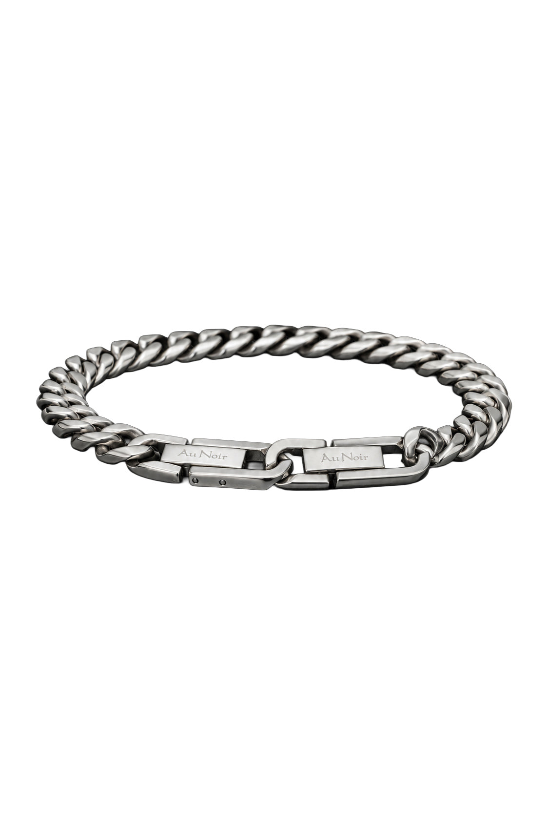 Bracelet gourmette argenté isolé avec maillons polis, fermoir avant et plaques Au Noir gravées pour homme