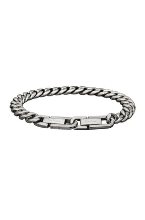 Bracelet gourmette argenté isolé avec maillons polis, fermoir avant et plaques Au Noir gravées pour homme