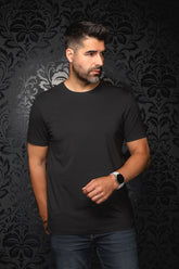 T-Shirt noir à manches courtes sur modèle, vue avant, col rond et coupe droite pour homme par Au Noir