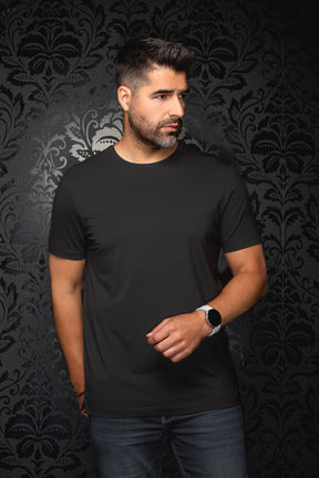 T-Shirt noir à manches courtes sur modèle, vue avant, col rond et coupe droite pour homme par Au Noir