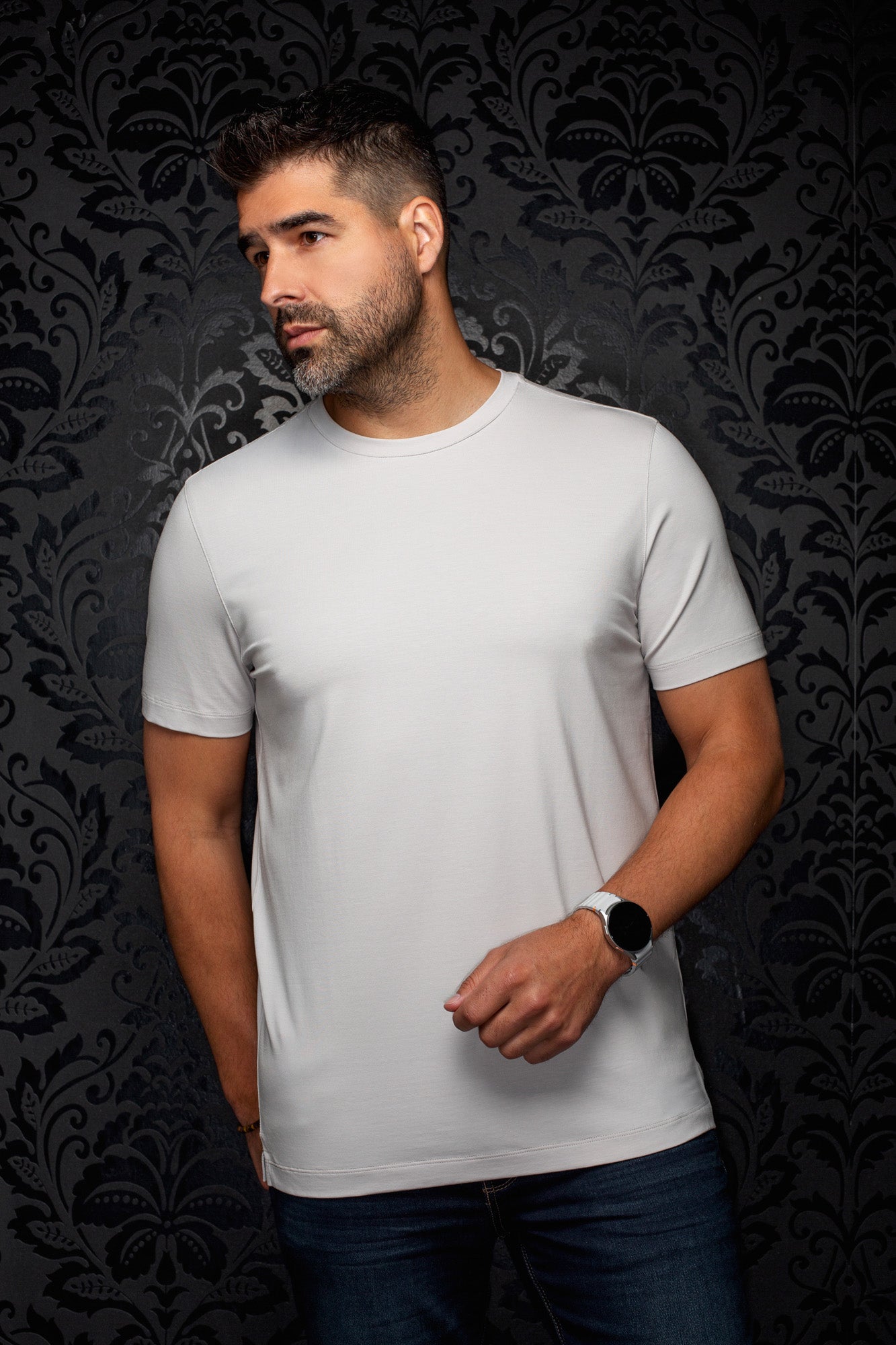 Vue de face sur mannequin d’un T-Shirt gris pâle à manches courtes et col rond uni pour homme par Au Noir
