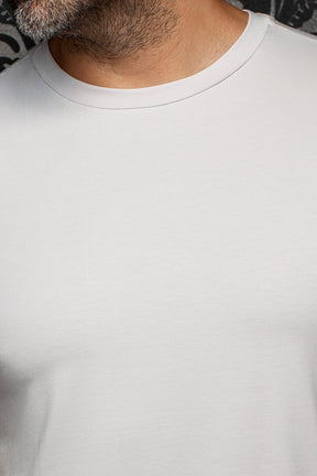 Détail rapproché d’un T-Shirt gris pâle à col rond côtelé et texture jersey lisse pour homme par Au Noir