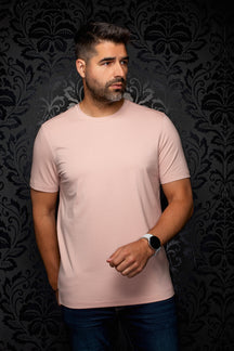 T-Shirt rose pâle à manches courtes, col rond et ourlet droit sur modèle pour homme par Au Noir, vue de face