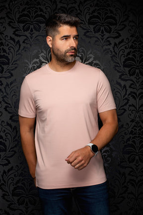 T-Shirt rose pâle à manches courtes, col rond et ourlet droit sur modèle pour homme par Au Noir, vue de face