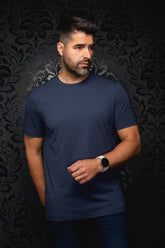 T-Shirt bleu marine à col rond et manches courtes, vue de face sur mannequin pour homme par Au Noir