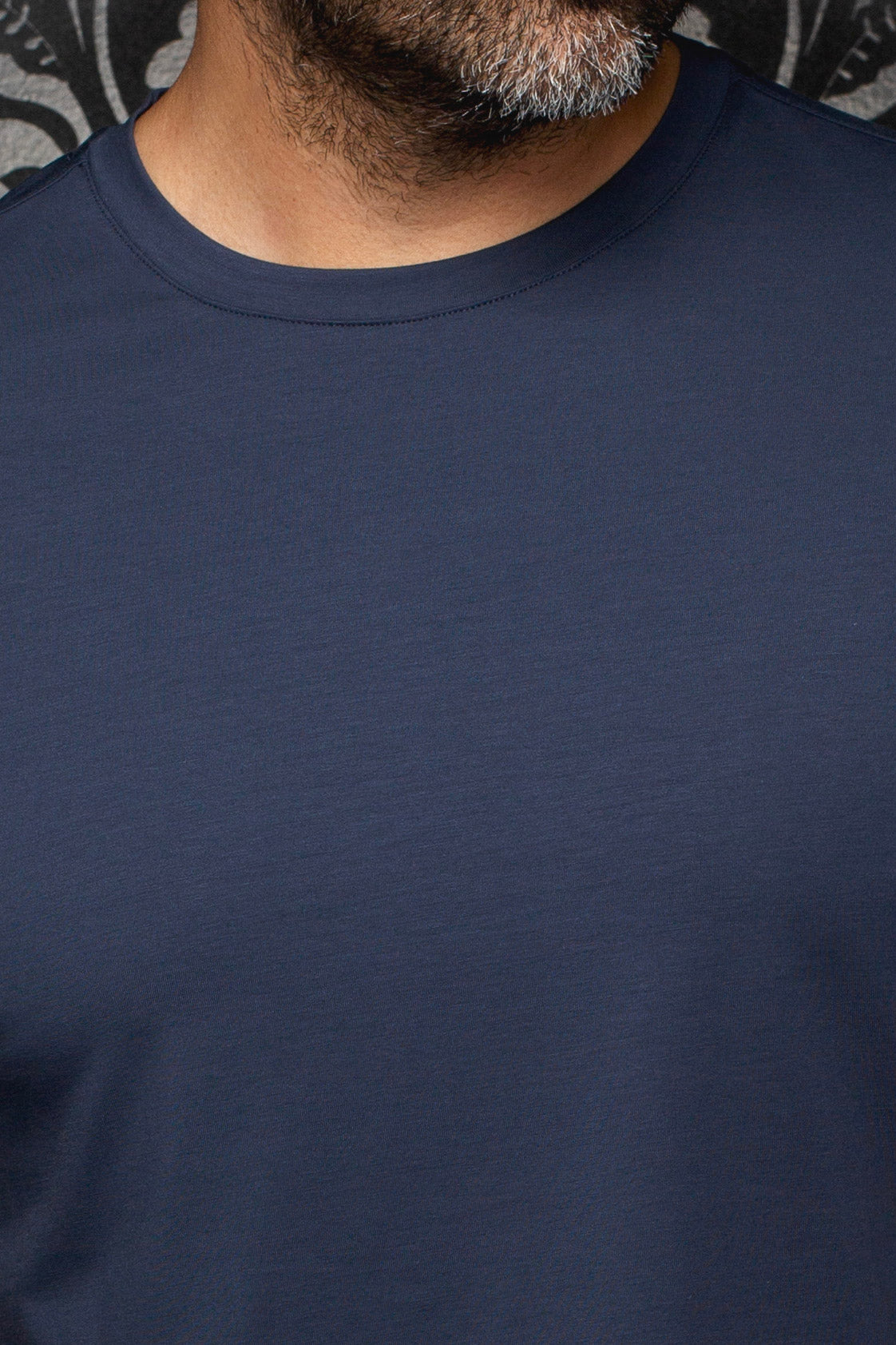 Détail du T-Shirt bleu marine montrant le col rond côtelé et le tissu uni pour homme par Au Noir