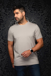 T-Shirt gris pâle avec col rond pour homme par Au Noir, vue avant sur mannequin