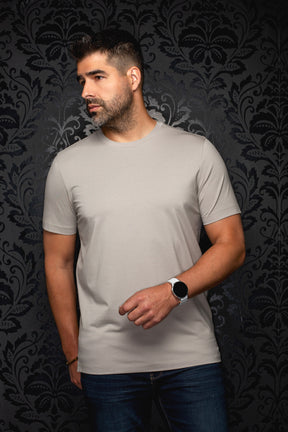 T-Shirt gris pâle avec col rond pour homme par Au Noir, vue avant sur mannequin