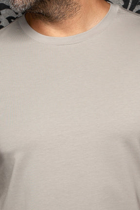 T-Shirt gris pâle montrant le col rond côtelé et la couture pour homme par Au Noir, en gros plan