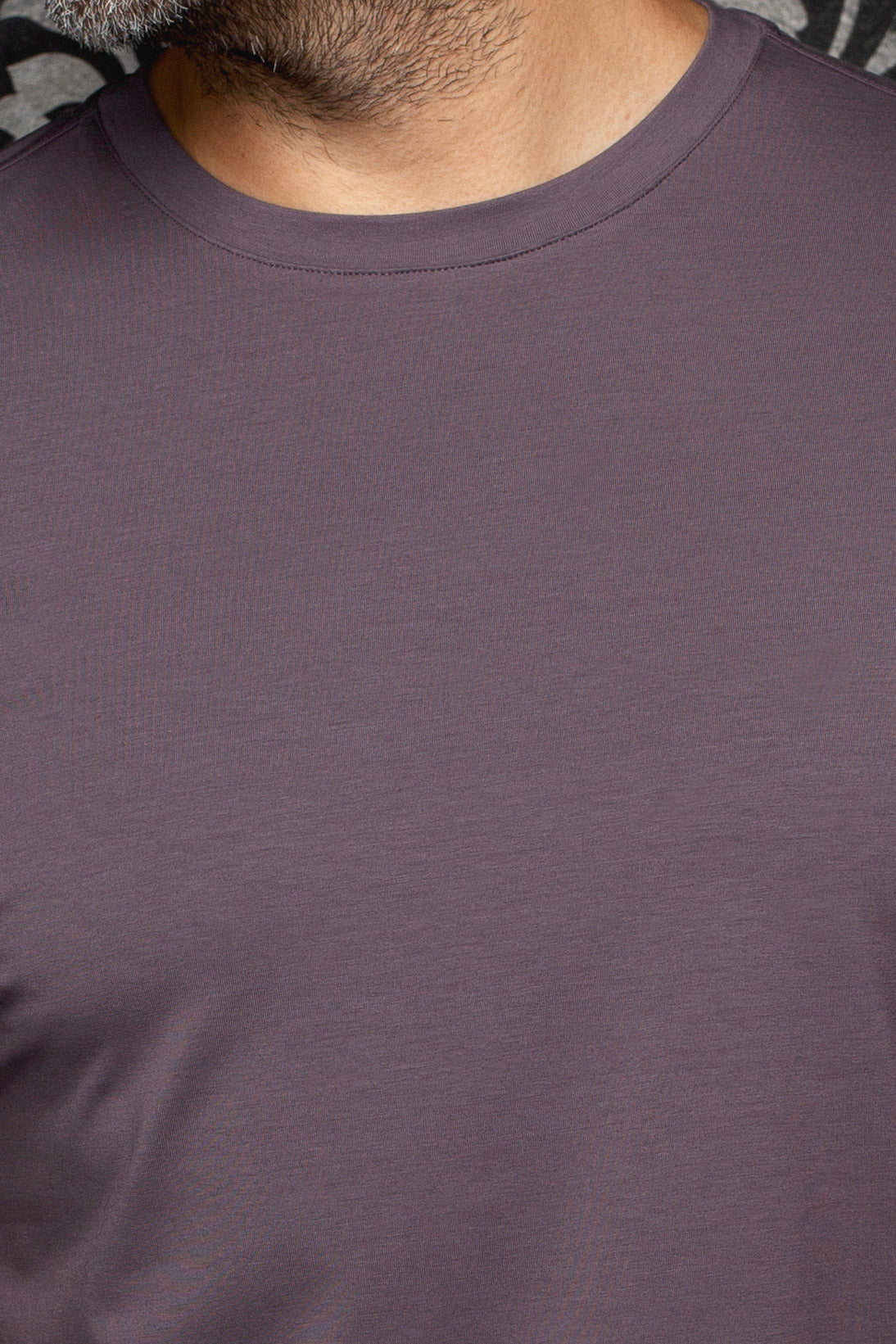 Au Noir men's mauve crewneck Short-sleeve T-Shirt showing the ribbed collar and smooth jersey texture, close-up