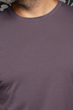 Au Noir men's mauve crewneck Short-sleeve T-Shirt showing the ribbed collar and smooth jersey texture, close-up