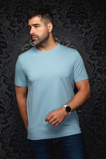 T-Shirt bleu pâle à col rond sur mannequin, vue de face avec manches courtes et ourlet droit pour homme par Au Noir