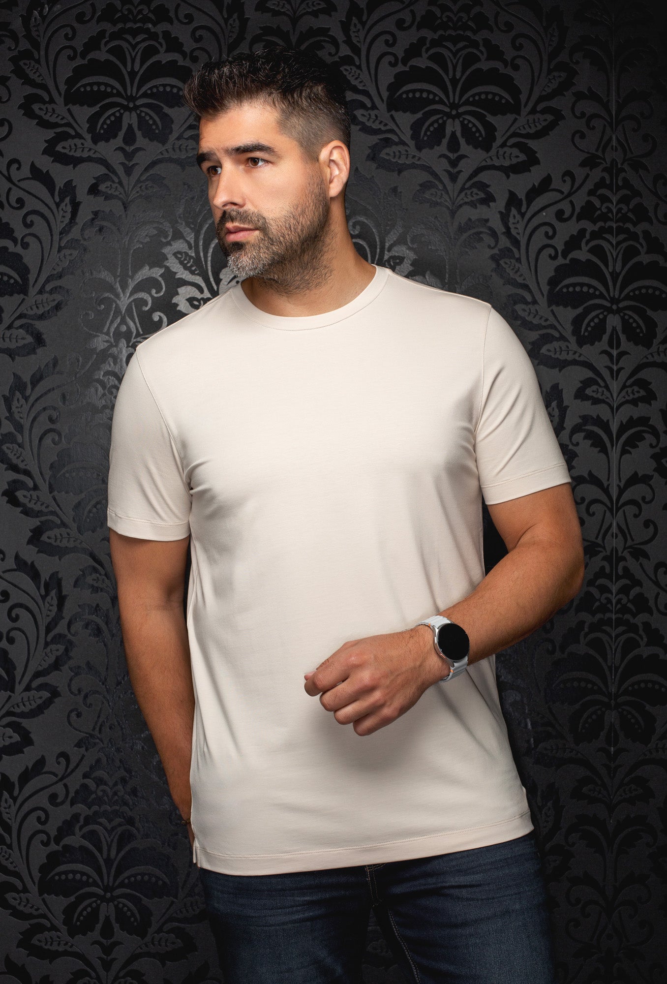 T-Shirt crème à manches courtes, col rond et coutures ton sur ton pour homme par Au Noir, vue de face