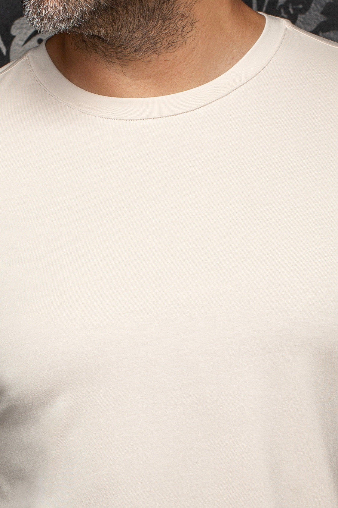 Col rond du T-Shirt crème, tissu tricot lisse et coutures ton sur ton pour homme par Au Noir, en gros plan