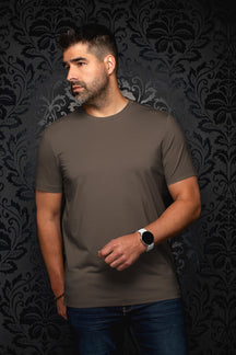 T-Shirt brun à manches courtes sur mannequin, col rond et ourlet droit visibles, vue de face pour homme par Au Noir