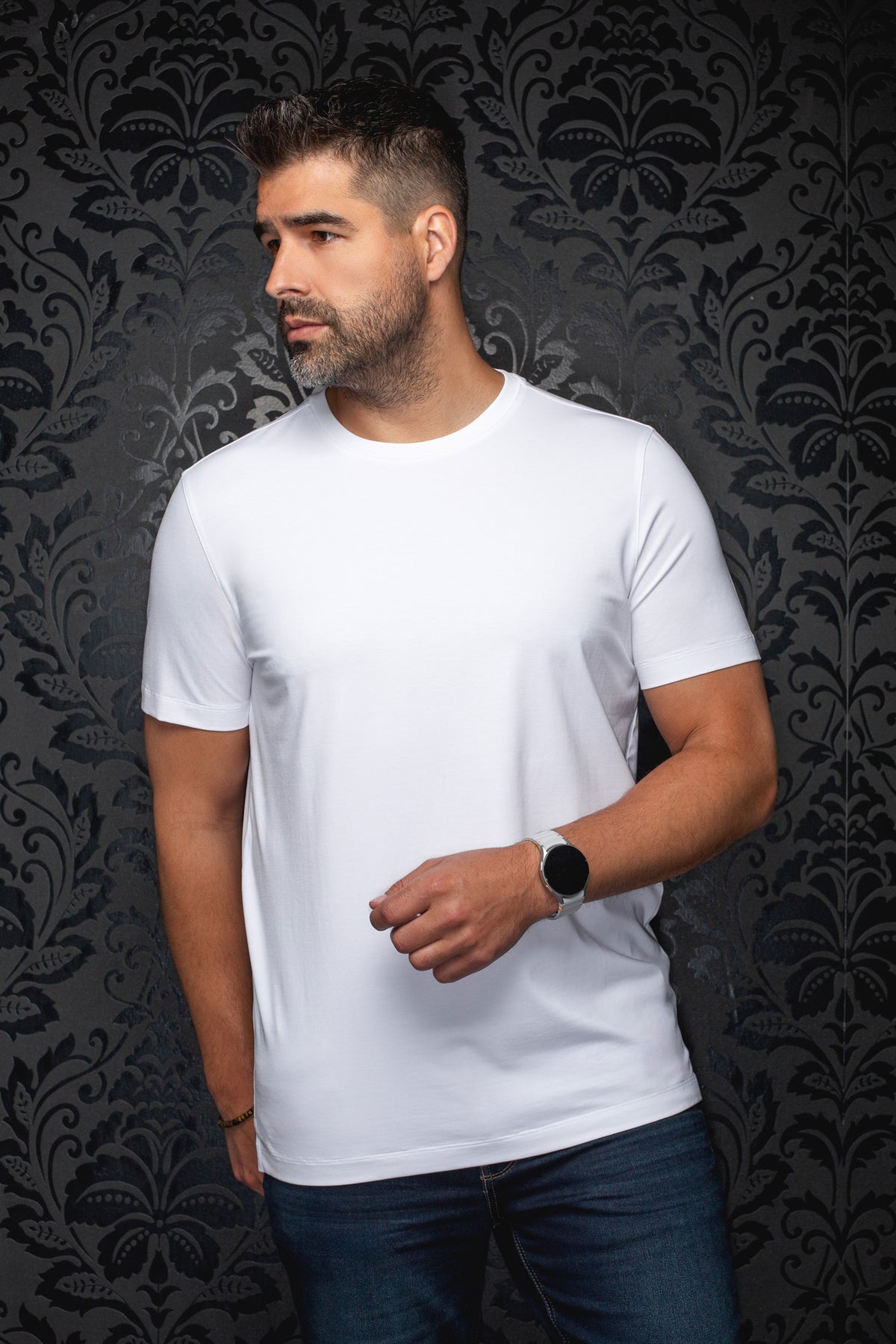 Vue de face d’un T-Shirt blanc uni à col rond et manches courtes, porté avec un jean pour homme par Au Noir