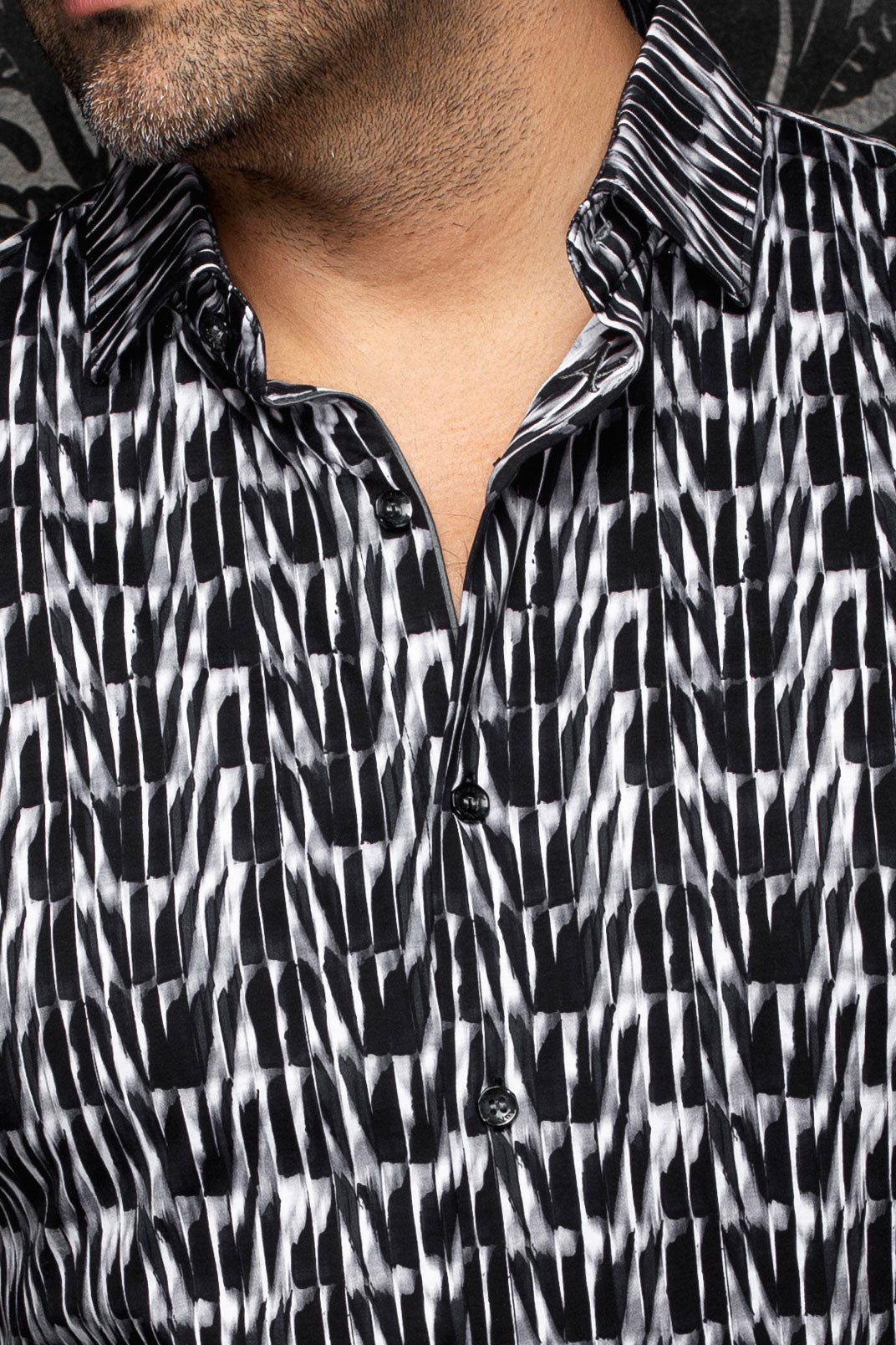 Chemise noire et blanche à motif abstrait avec col, patte et boutons noirs pour homme par Au Noir, en gros plan