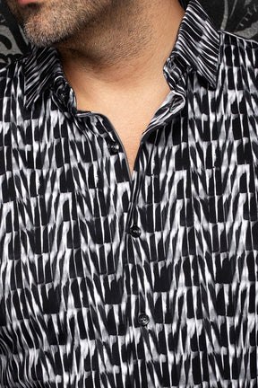 Chemise noire et blanche à motif abstrait avec col, patte et boutons noirs pour homme par Au Noir, en gros plan