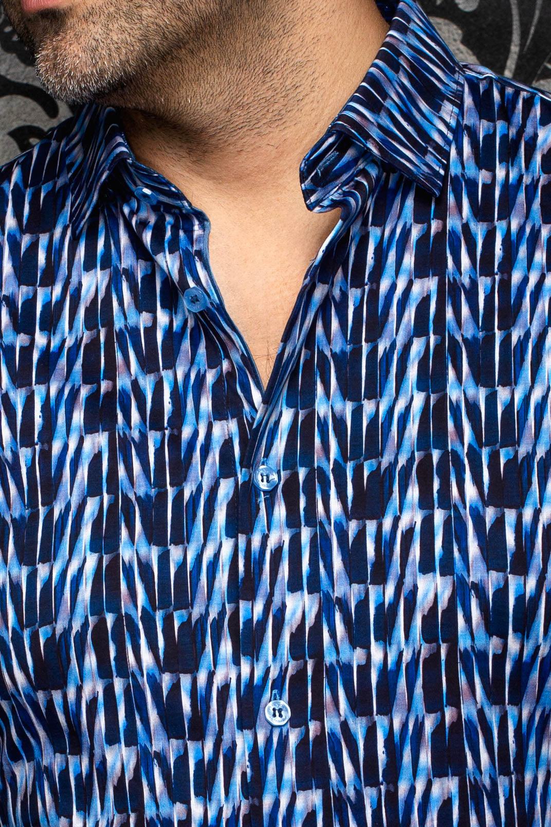Chemise boutonnée bleue à imprimé abstrait, col ouvert et boutons bleus pour homme par Au Noir, en gros plan