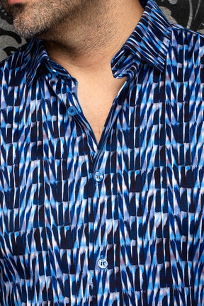 Chemise boutonnée bleue à imprimé abstrait, col ouvert et boutons bleus pour homme par Au Noir, en gros plan