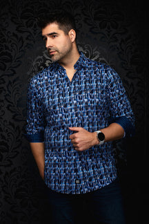 Vue avant d’une chemise boutonnée bleue à imprimé abstrait avec poignets retroussés contrastants pour homme par Au Noir