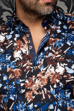Gros plan du col de la chemise noire fleurie, de la patte à motif et des boutons pâles pour homme par Au Noir