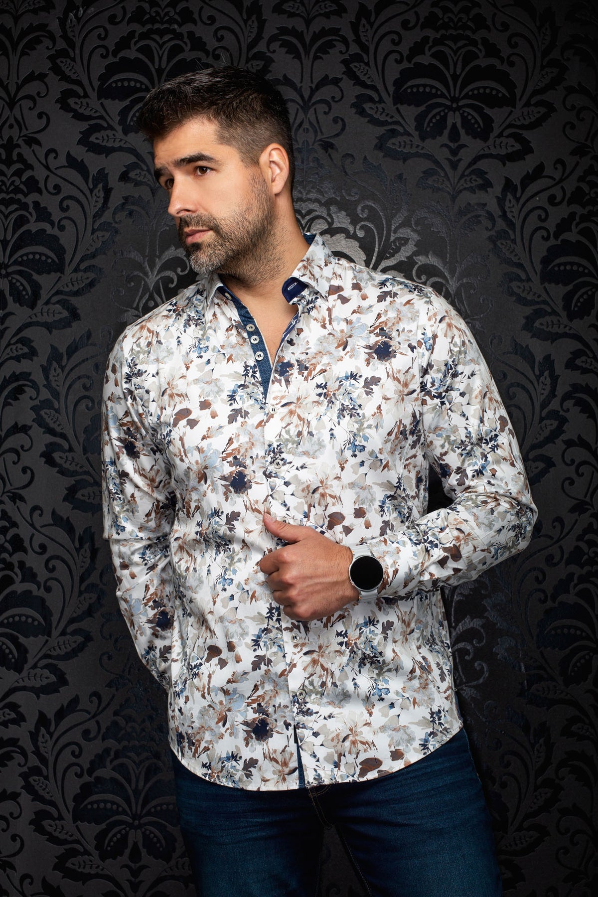 Chemise boutonnée blanche à fleurs sur mannequin, vue avant de biais avec détail marine au col pour homme par Au Noir