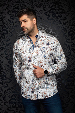 Chemise boutonnée blanche à fleurs sur mannequin, vue avant de biais avec détail marine au col pour homme par Au Noir