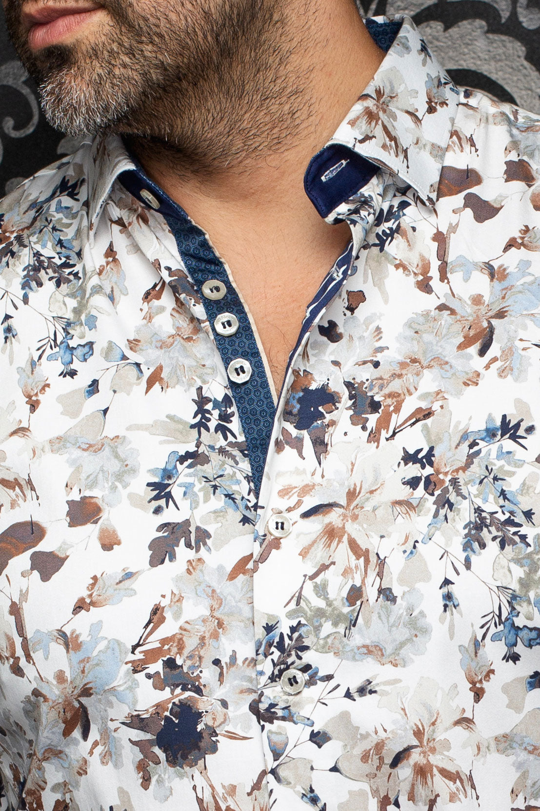 Col de chemise blanche à fleurs, patte intérieure marine et boutons blancs pour homme par Au Noir, en gros plan