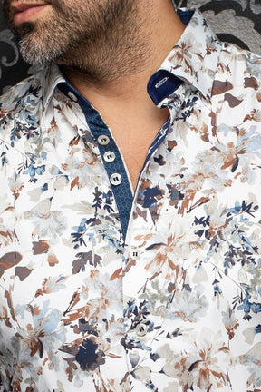 Col de chemise blanche à fleurs, patte intérieure marine et boutons blancs pour homme par Au Noir, en gros plan