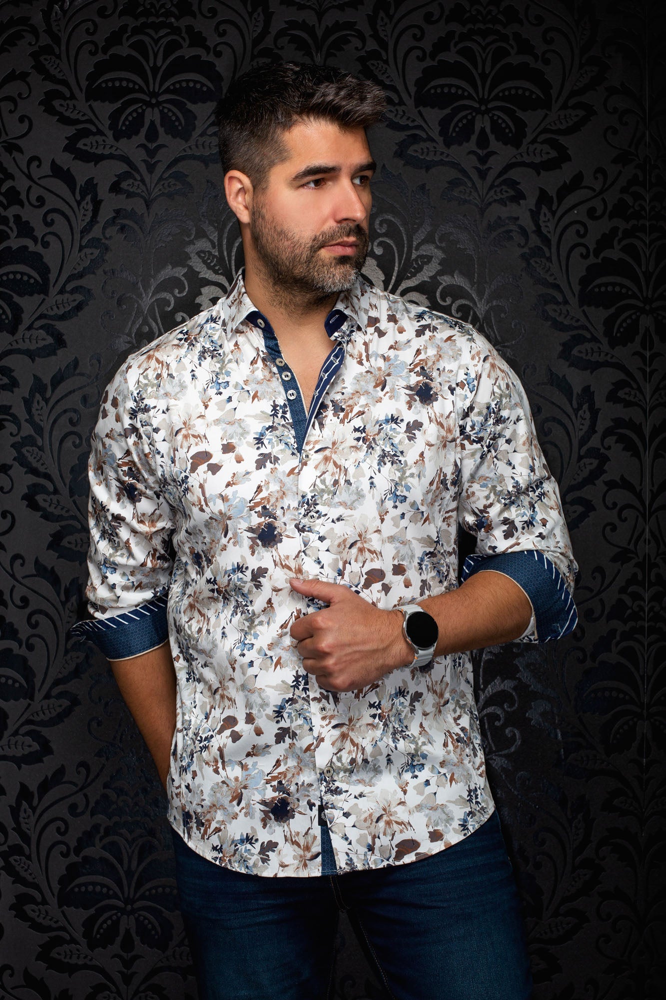 Chemise boutonnée blanche à fleurs, vue de face avec patte marine et poignets retournés pour homme par Au Noir