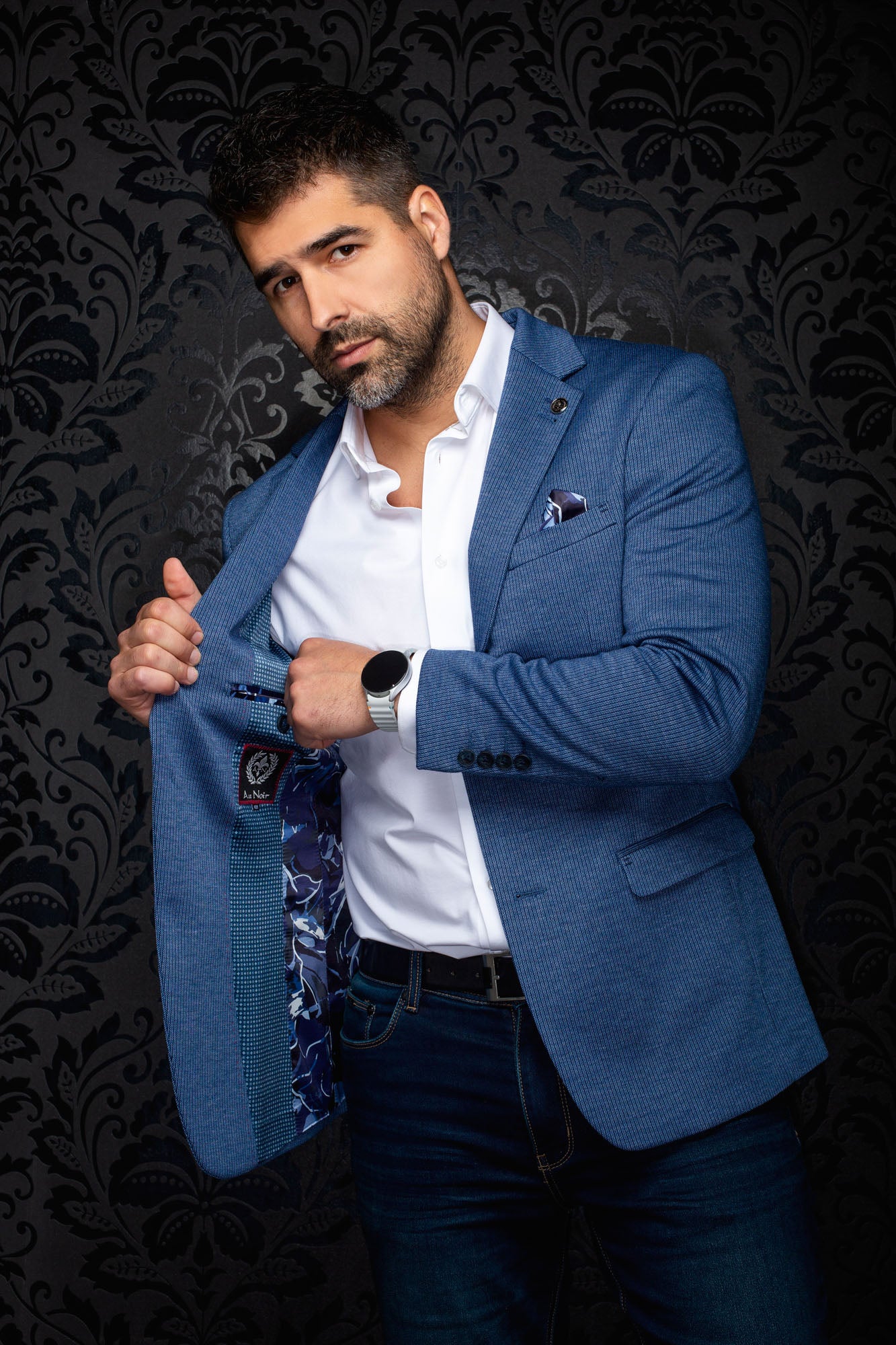 Veston bleu texturé ouvert montrant la doublure bleue à motifs, l’étiquette et les boutons pour homme par Au Noir, détail
