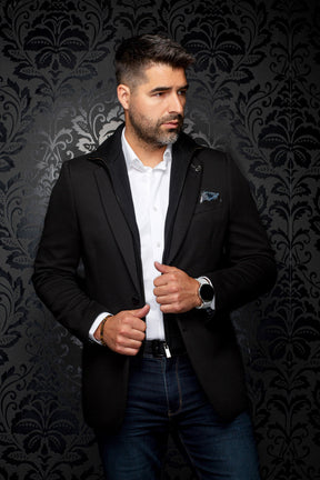 Veston noir texturé avec insert en tricot zippé, vue avant centrée sur mannequin pour homme par Au Noir