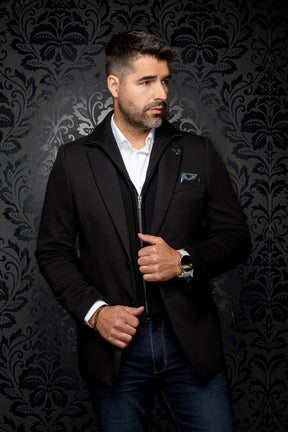 Veston noir texturé avec insert en tricot zippé, vue avant plus large sur mannequin pour homme par Au Noir