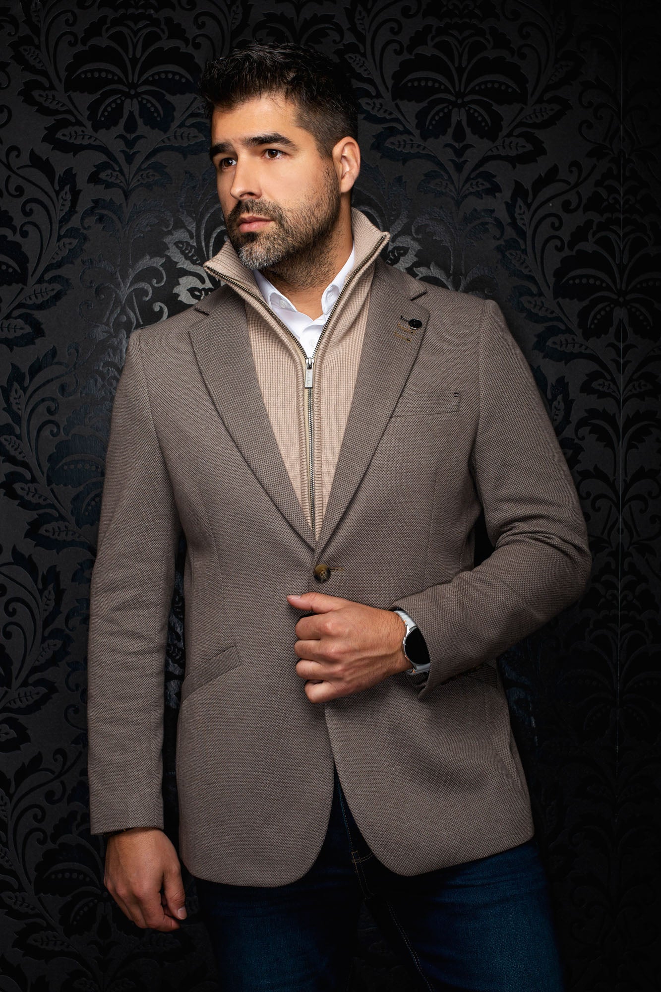 Vue de face d’un veston taupe texturé à revers crantés, bouton avant et petite épinglette pour homme par Au Noir