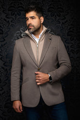 Vue de face d’un veston taupe texturé à revers crantés, bouton avant et petite épinglette pour homme par Au Noir