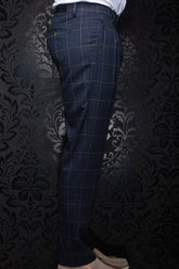 Pantalon habillé bleu marine à carreaux, avec poches et passants pour homme par Au Noir, vue de côté
