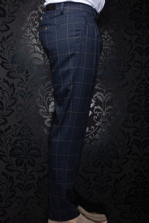 Pantalon habillé bleu marine à carreaux, avec poches et passants pour homme par Au Noir, vue de côté
